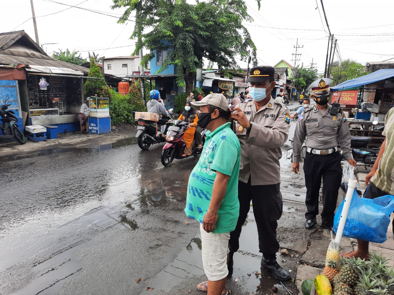 Wakapolsek Kenjeran Pimpin Operasi Masker di Pasar Pogot, Bagikan Masker Gratis Kepada Pelanggar Prokes