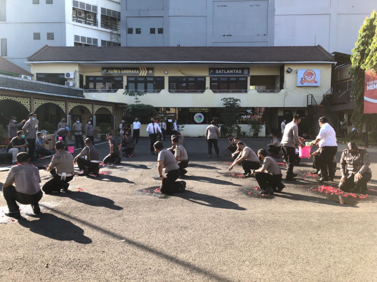 Kabag Sumda Polres Tanjung Perak Pimpin Upacara Kenaikan Pangkat