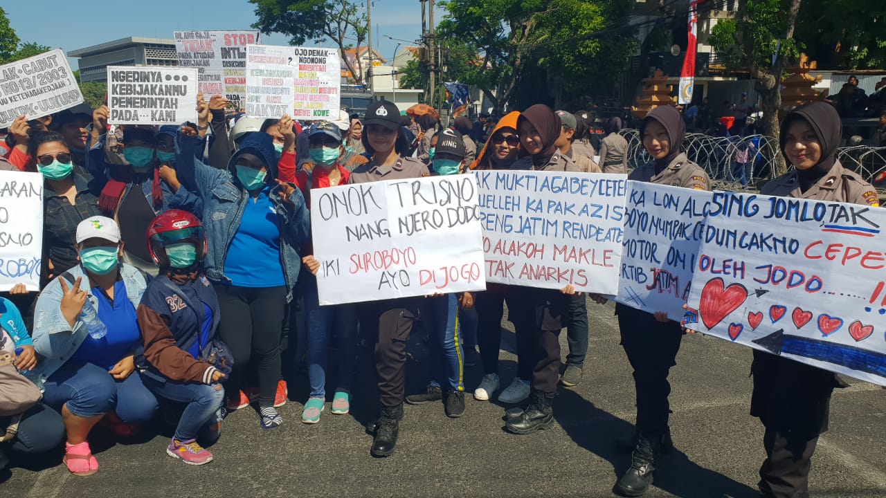Polwan Polres Tanjung Perak Gelar Aksi Simpatik Ditengah Unjuk Rasa di Gedung DPRD Jatim