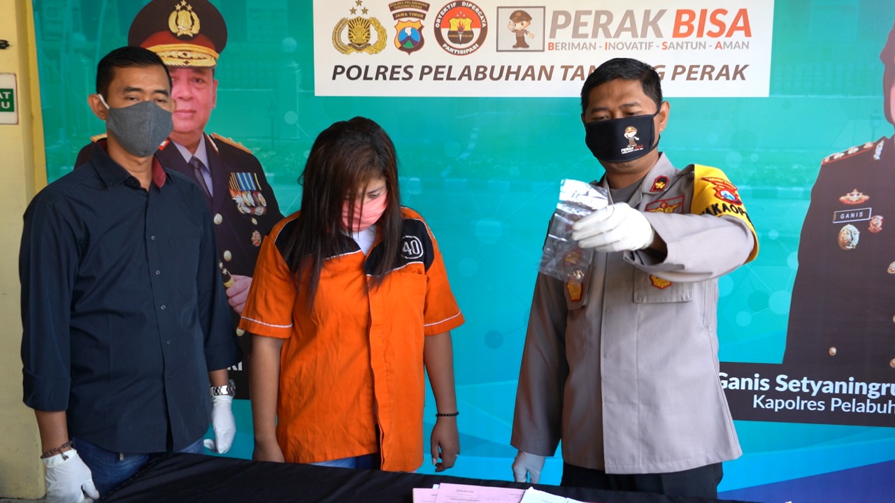 Wakapolres Tanjung Perak Gelar Konferensi Pers Kasus Penipuan