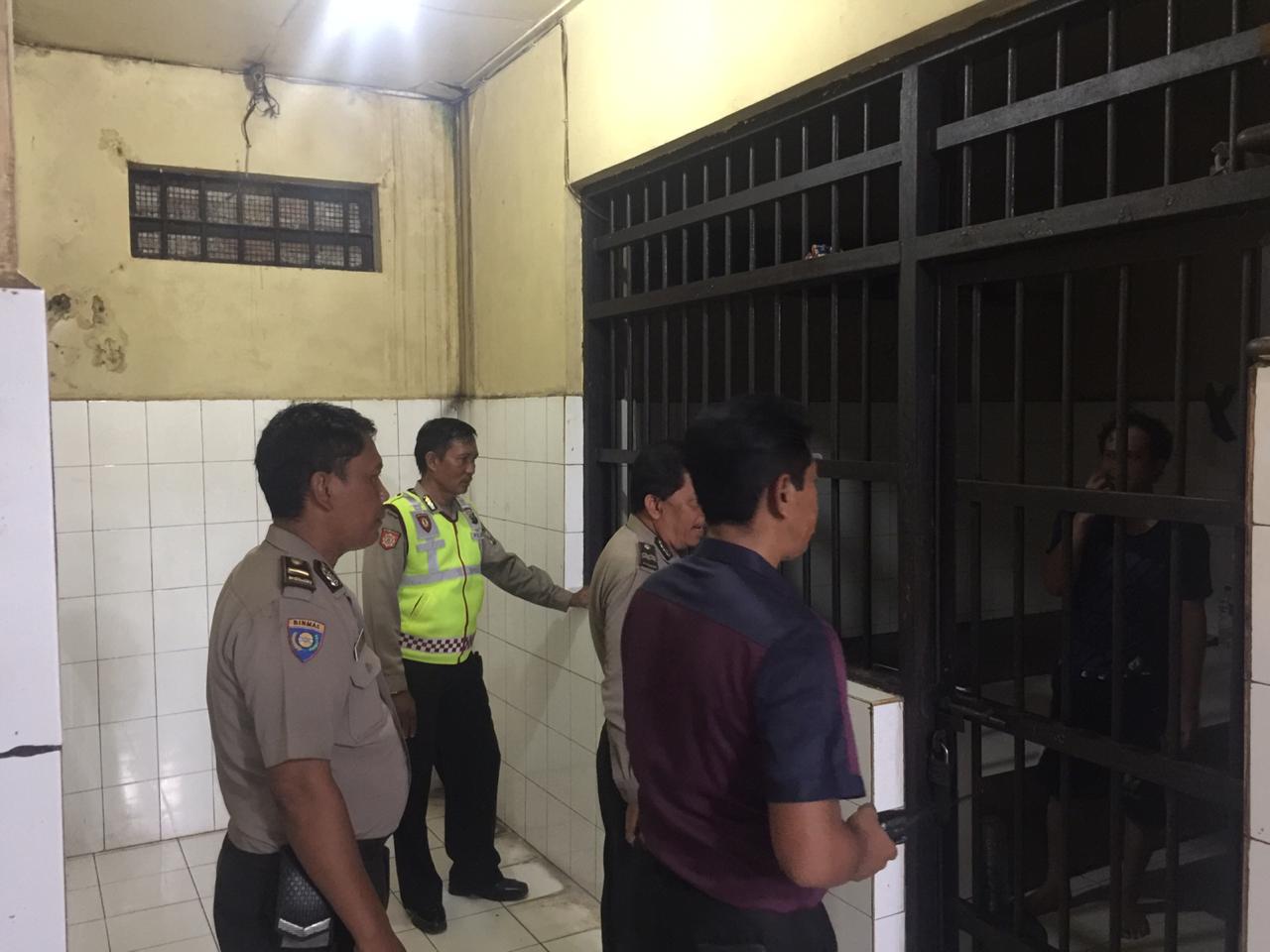 Polsek Kenjeran Laksanakan Cek Rutin Tahanan, Dilanjutkan Pemberian Makan Pagi