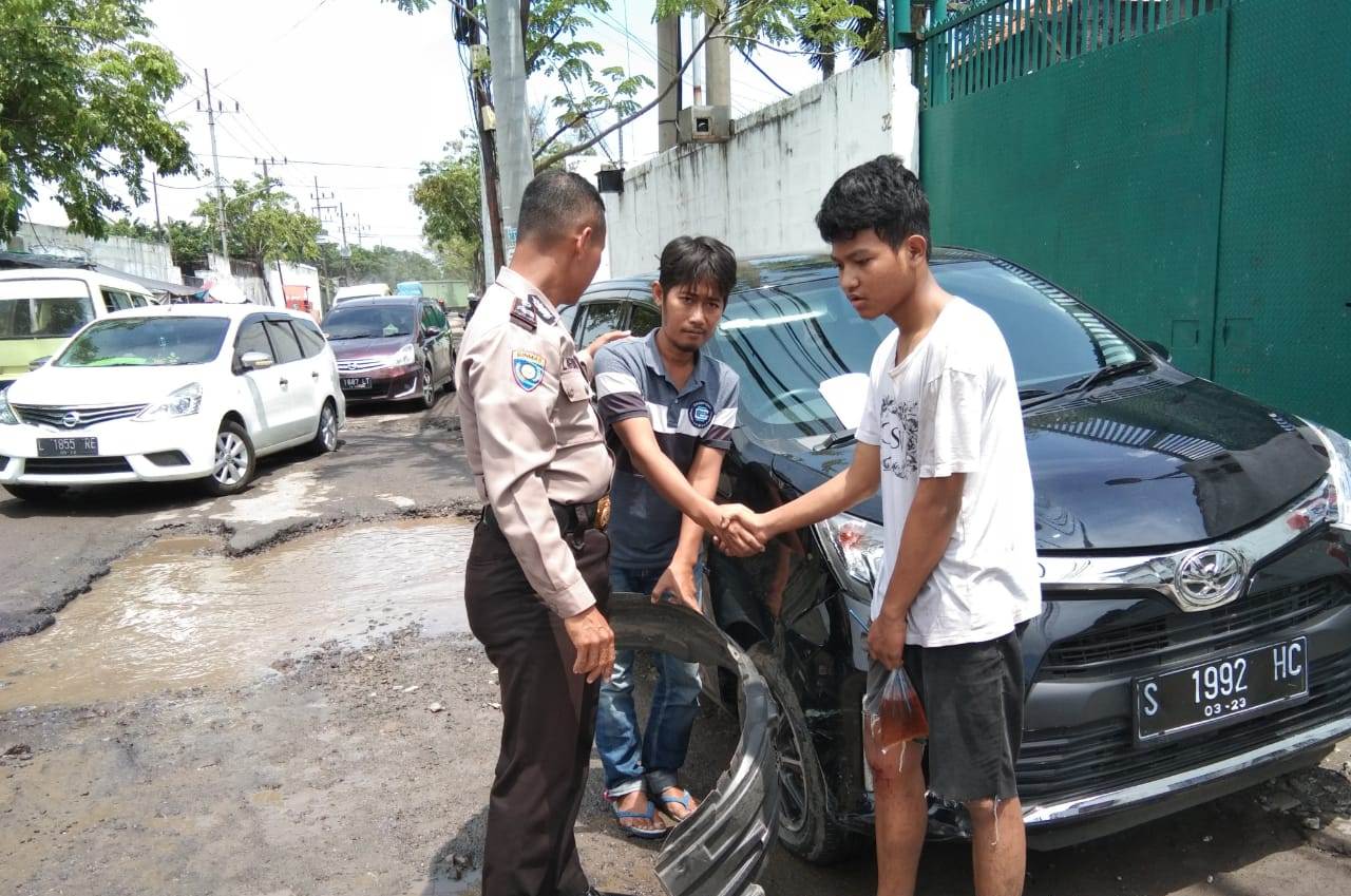 Babinkamtibmas Takal Kedinding Selesaikan Kasus Kecelakaan Ringan Lewat Jalan Damai