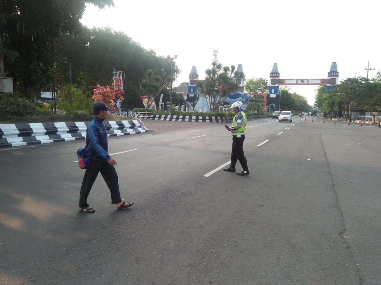 Satlantas Polres Tanjung Perak Laksanakan Pengatran Rutin di Jalan Jakarta