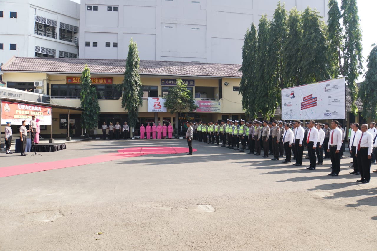 Kapolres Tanjung Perak Pimpin Upacara Purna Bhakti Ipda Mukarom