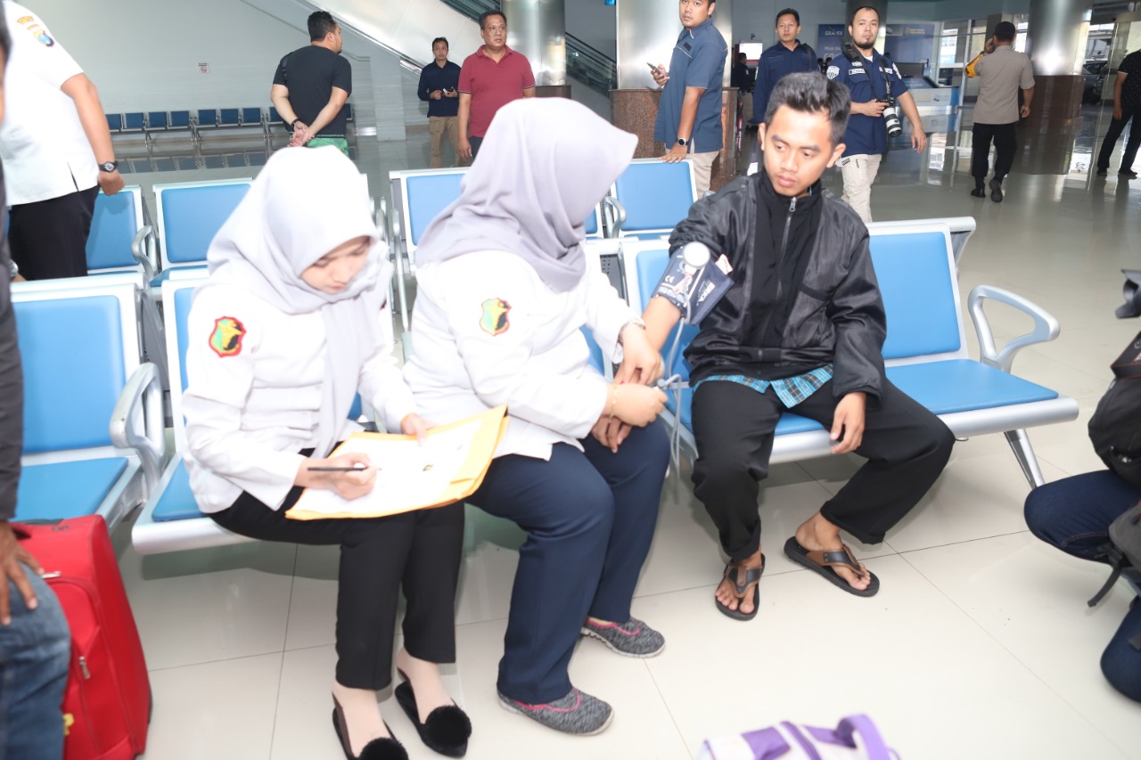 Urkes Polres Tanjung Perak Beri Pelayanan Kesehatan Untuk 24 Orang Asal Kalimantan Yang Dipulangkan