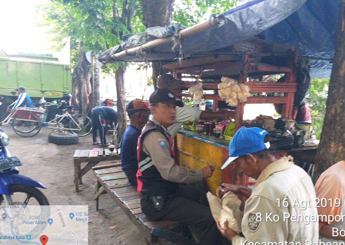 Babinkamtibmas Bongkaran Sampaikan Pesan Waspada Curanmor Ke Pengunjung Warung