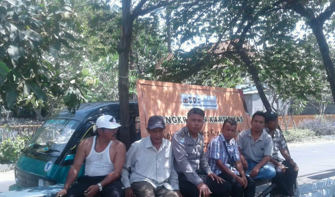 Babinkamtibmas Morokrembangan Sosialisasi SPKT Door To Door Ke Sopir Lyn