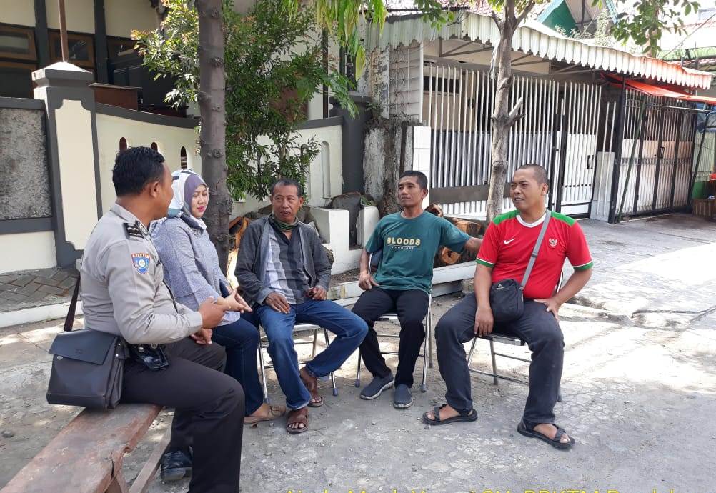 Gelar Cangkrukan Senin Militan, Babinkamtibmas Perak Barat Sampaikan Himbauan Siskamling