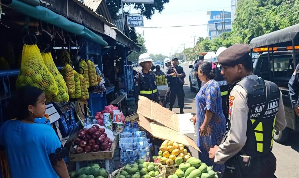 Satsabhara Polres Tanjung Perak Patroli Bersama Sekuriti Pelindo, Pantau Keamanan di Pasar Ujung