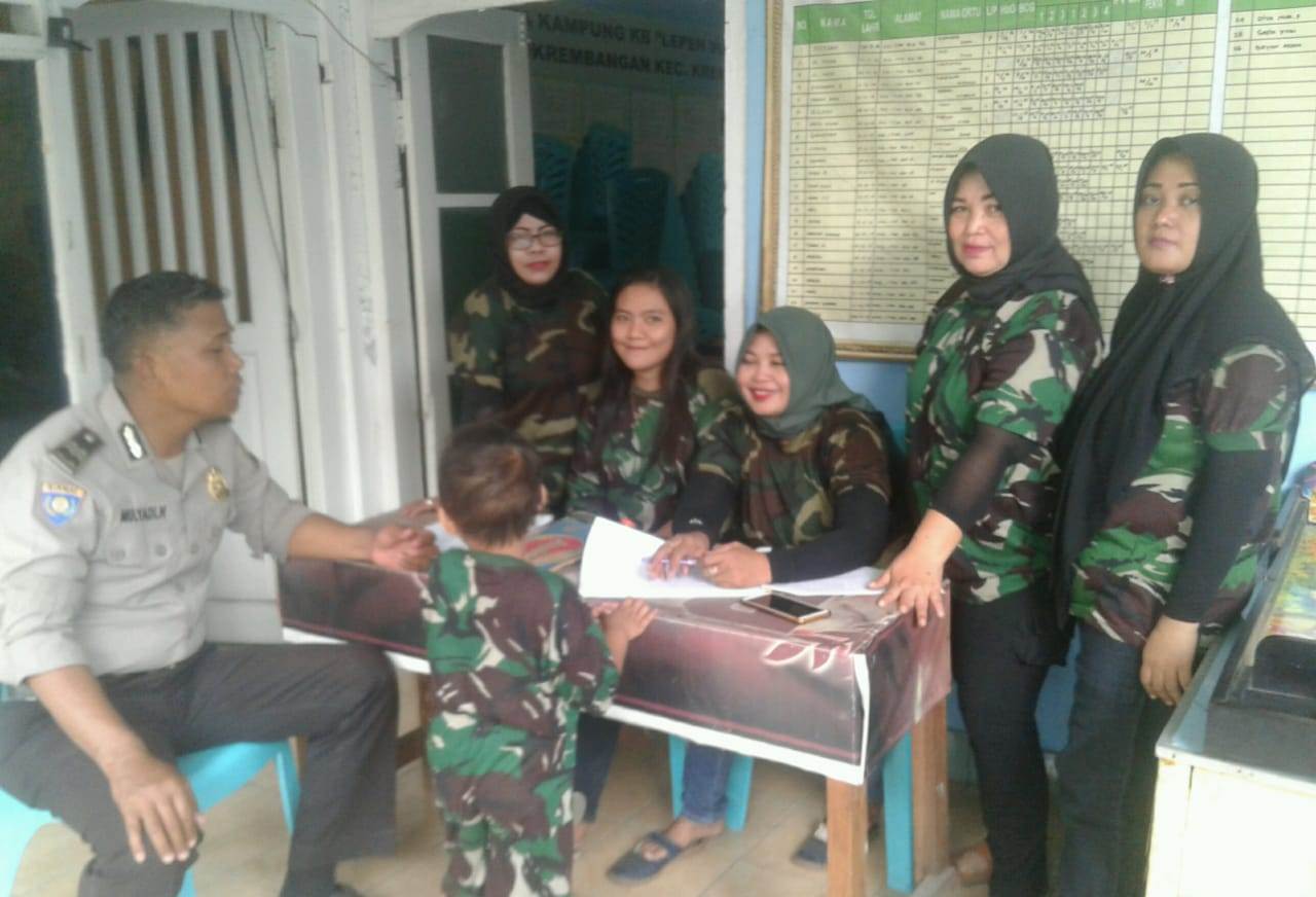 Babinkamtibmas Morokrembangan Sasialisasi SPKT Door To Door Ke Ibu-Ibu PKK