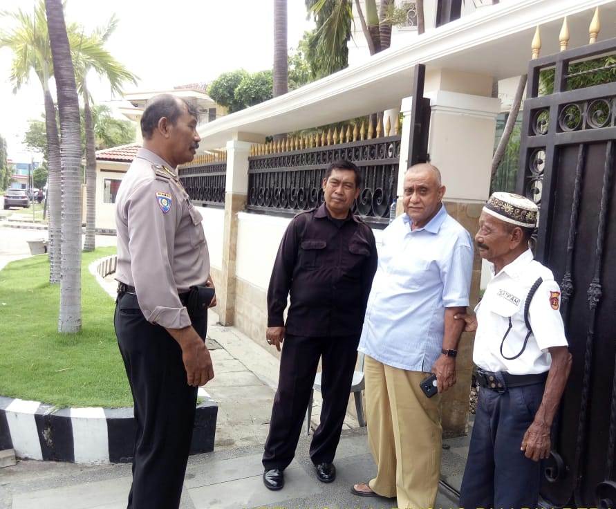 Babinkamtibmas Perak Timur Sampaikan Pesan Keselamatan Berkendara di Musim Hujan