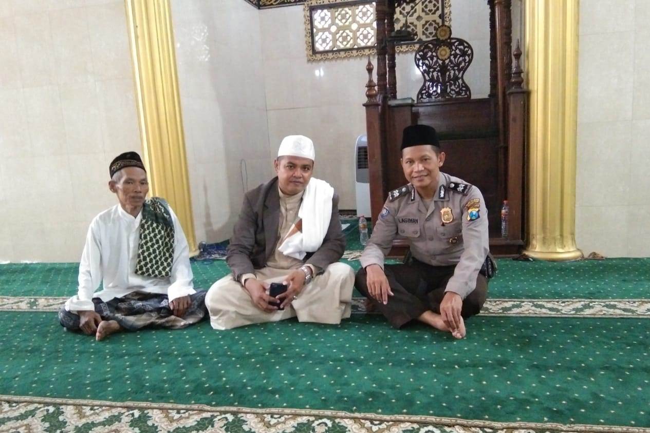 Babinkamtibmas Takal Kedinding Sampaikan Jaga Kerukunan Antar Umat Beragama Ke Takmir Masjid
