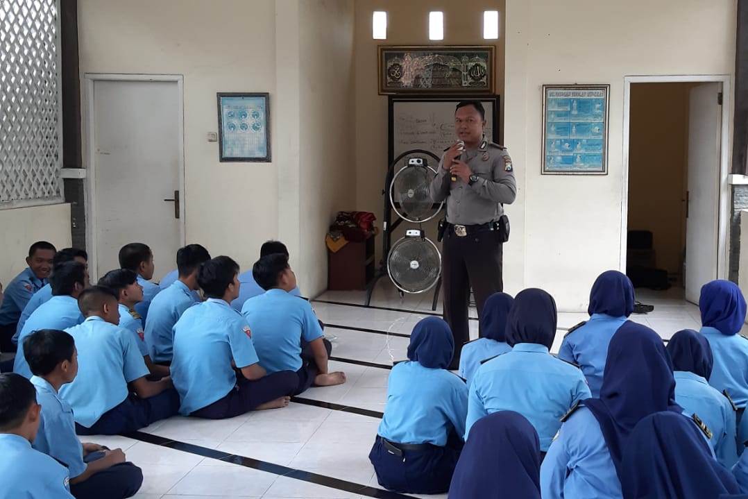 Babinkamtibmas Perak Barat Sampaikan Penyuluhan Anti Hoax & Rajin Belajar