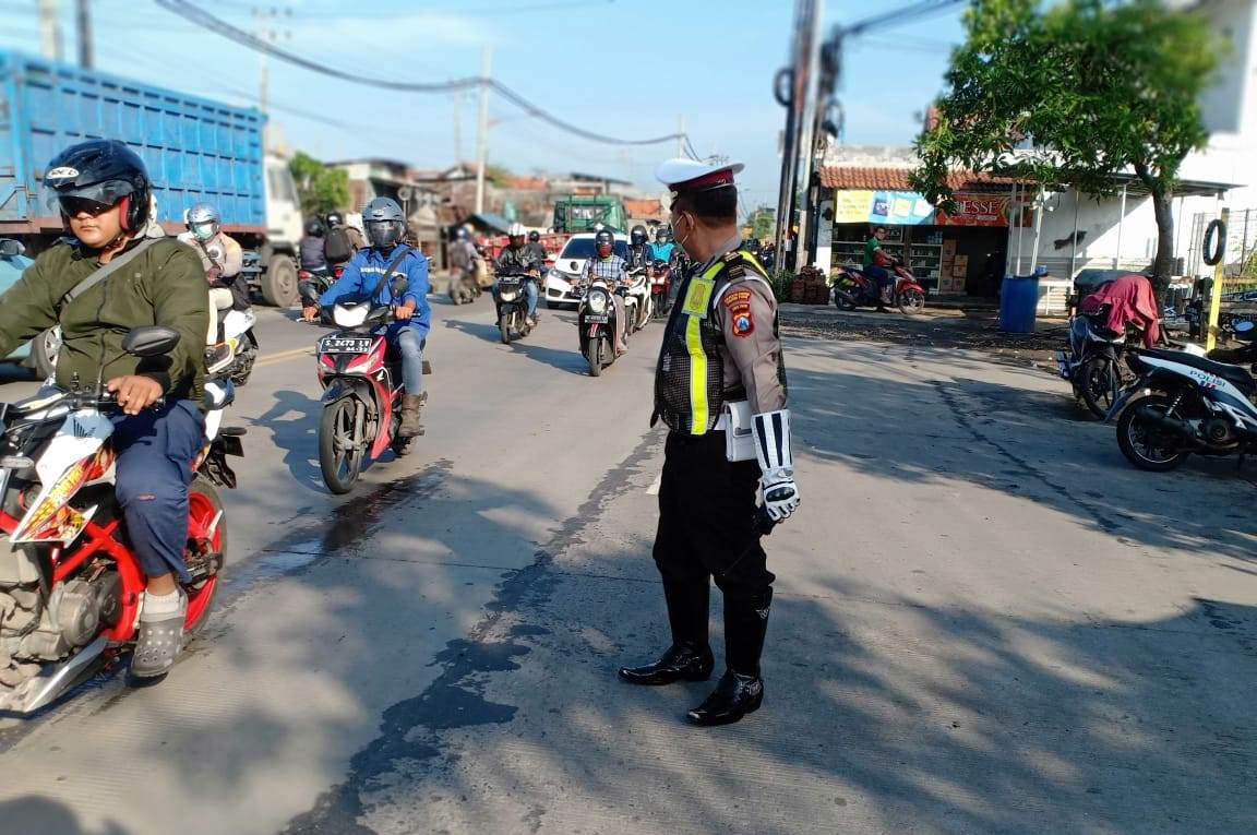 Beri Pelayanan Masyarakat, Satlantas Polres Tanjung Perak Lakukan Pengaturan Pagi