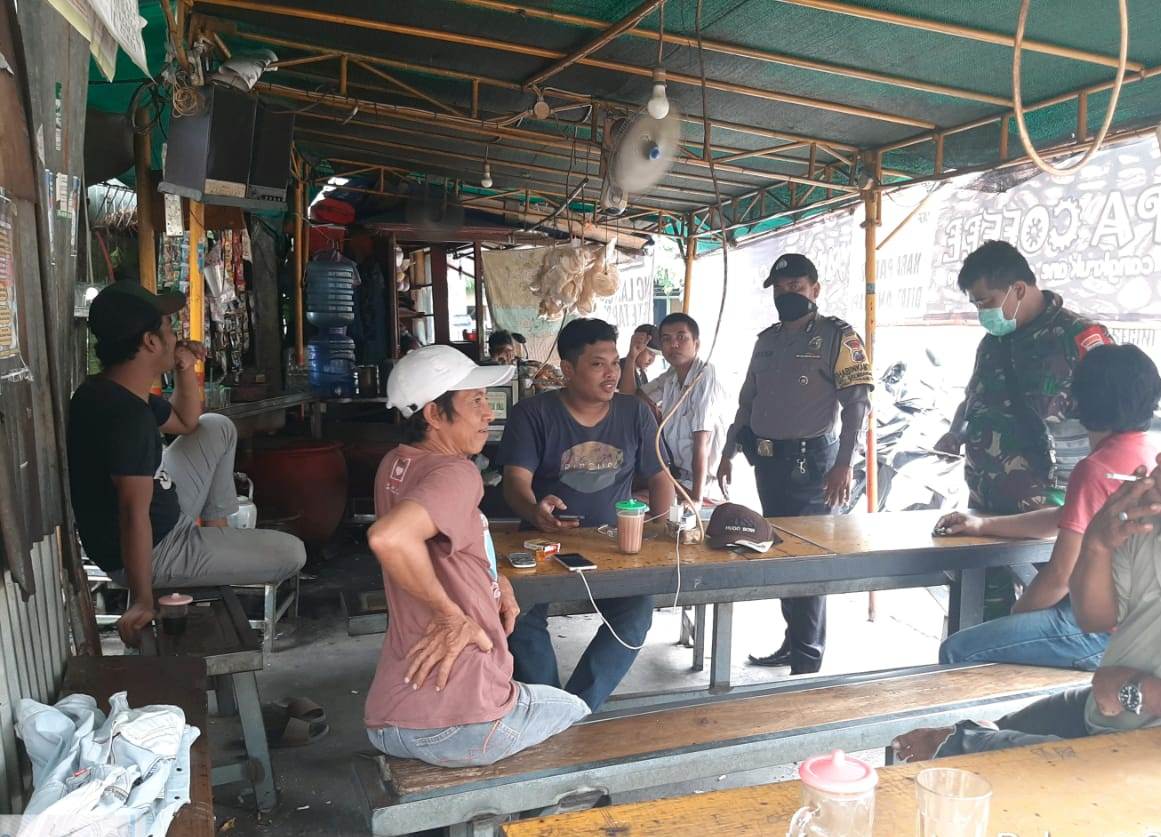 Babinkamtibmas Krembangan Utara Sampaikan Himbauan Jaga Jarak, Cegah Penyebaran Virus Corona