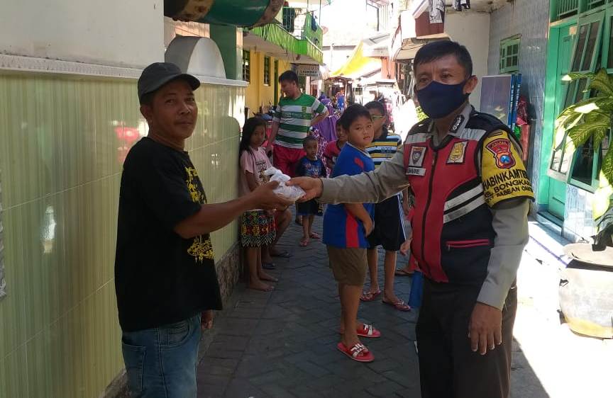 Babinkamtibmas Bongkaran Bagikan Nasi Bungkus Untuk Berbuka Puasa