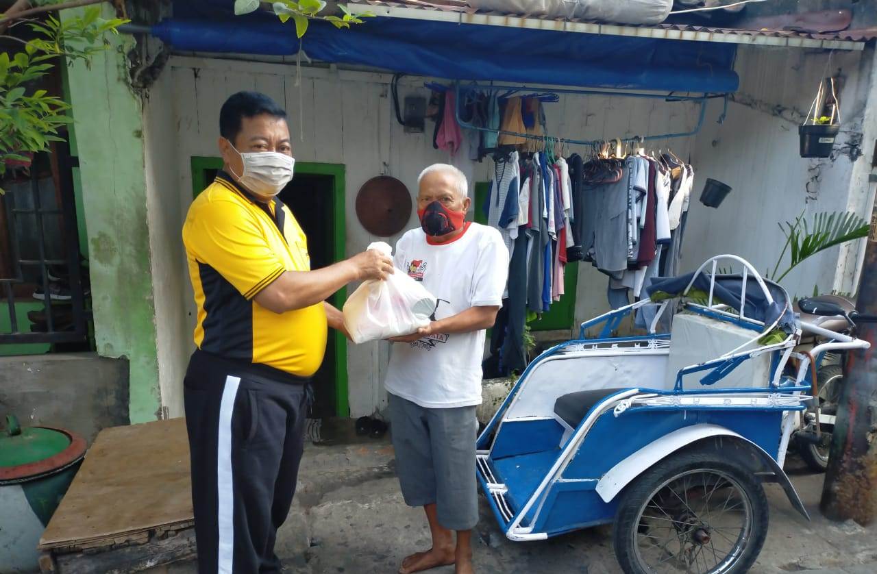 Babinkamtibmas Ampel Bagikan Paket Sembako Dalam Rangka Peringatan HUT Bhayangkara Ke-74