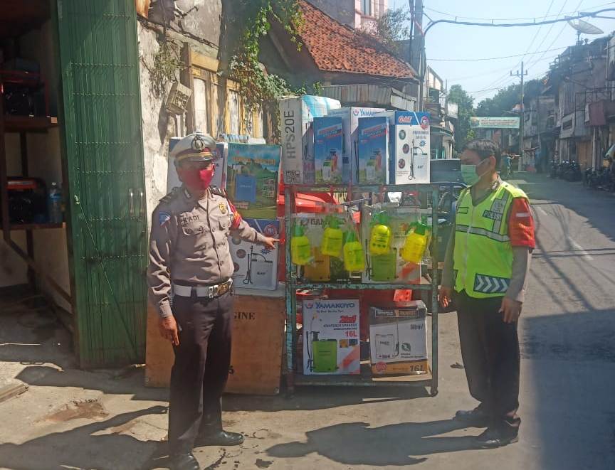 Personil Polsek Pabean Cantikan Tegur Pedagang Yang Mangkal Melampaui Badan Jalan