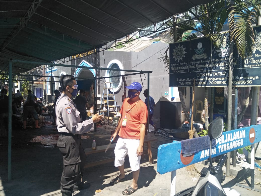 Panit Binmas Polsek Krembangan Ingatkan Untuk Menerapkan Protokol Kesehatan Saat Penyembelihan Hewan Kurban