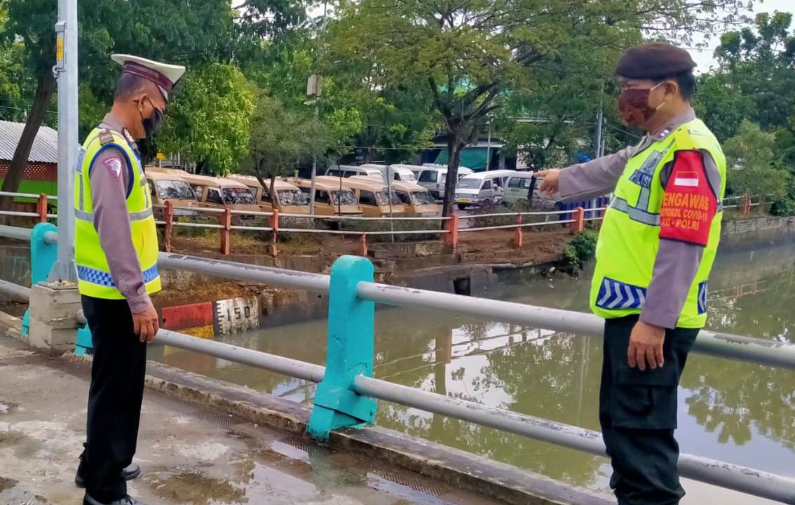 Polsek Pabean Cantikan Lakukan Pemantauan Debit Air di Sungai Kalimas