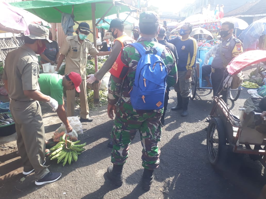 Babinkamtibmas Krembangan Utara Lakukan Penertiban Masker Bareng Instansi Samping di Pasar Babaan