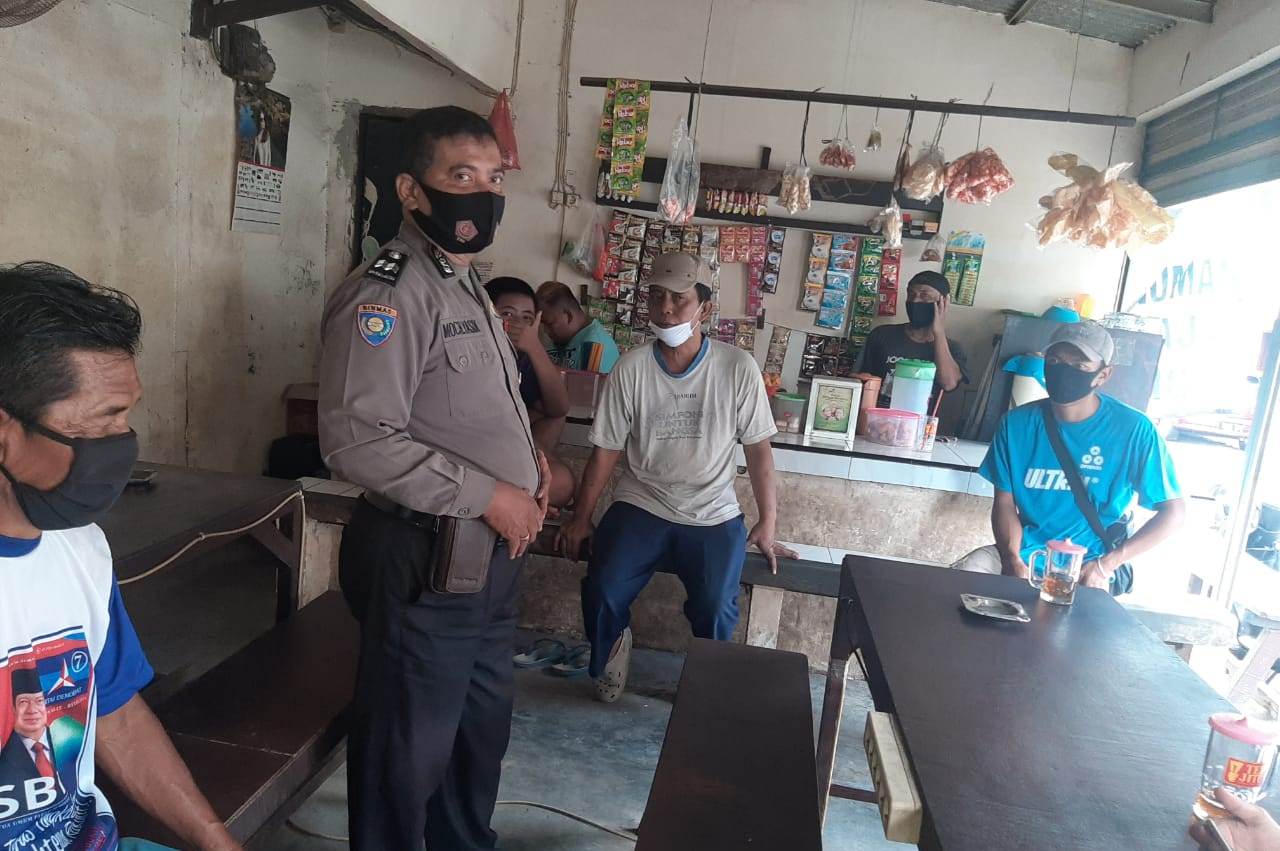 Babinkamtibmas Krembangan Utara, Ingatkan Pengunjung Warung Untuk Patuh 3M
