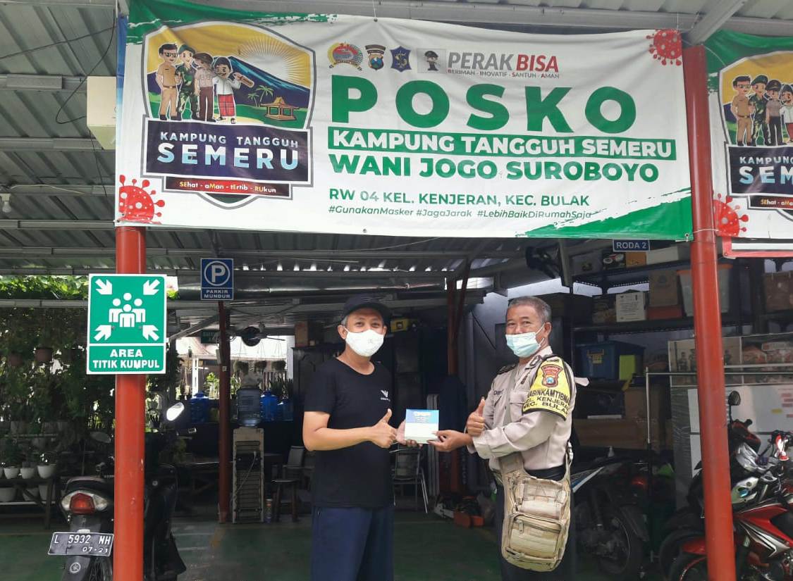 Babinkamtibmas Kenjeran Berikan Bantuan Hand Sanitizer Ke KTS