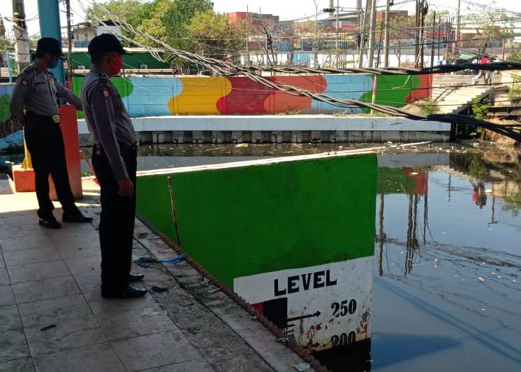 Polsek Asemrowo Pantau Debit Air, Antisipasi Kemungkinan Potensi Banjir