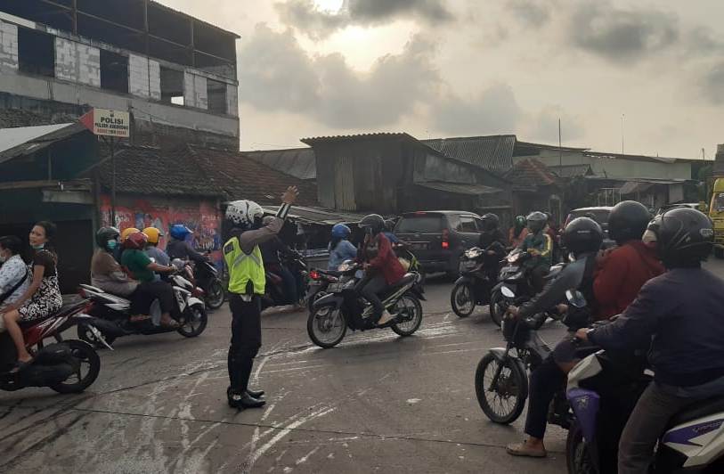 Unit Lantas Polsek Asemrowo Lakukan Pengaturan Sore Bantu Kepulangan Pekerja