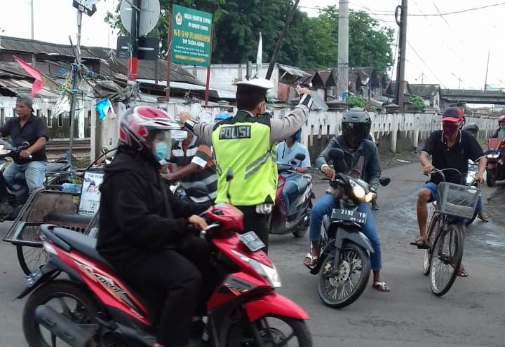 Polsek Asemrowo Lakukan Pengaturan Sore Bantu Kepulangan Pekerja