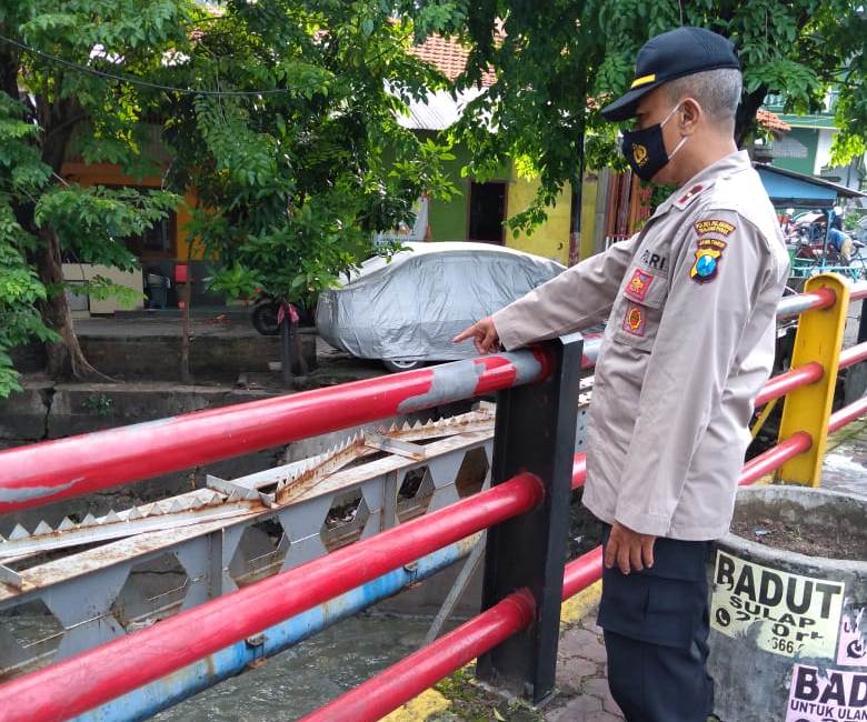 Polsek Semampir Pantau Debit Air, Deteksi Dini Potensi Banjir