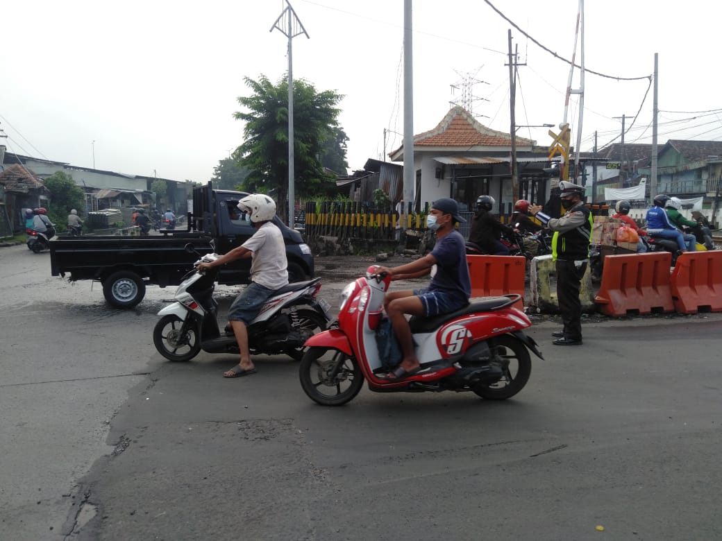Unit Lantas Polsek Asemrowo Lakukan Pengaturan Sore di Jalan Tambak Mayor, Berikan Pelayanan Masyarakat
