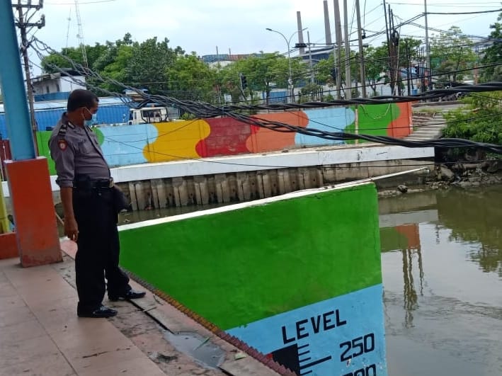 Polsek Asemrowo Pantau Debit Air, Waspada Terhadap Potensi Banjir