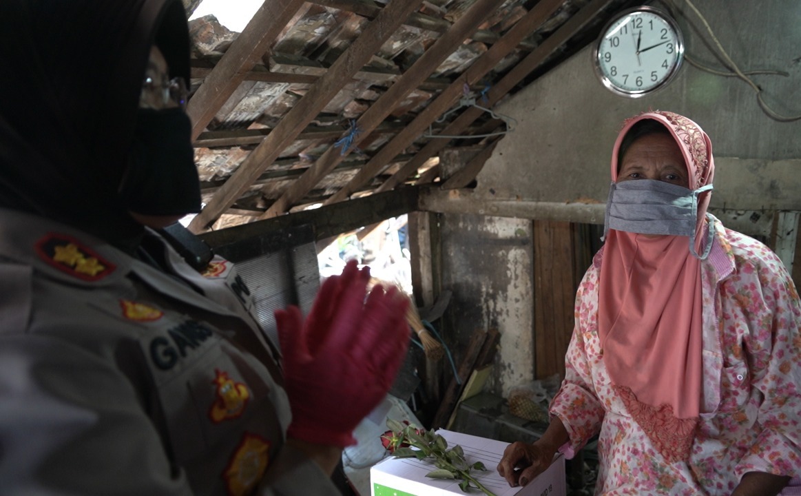 Kapolres Tanjung Perak Beri Bantuan Sembako & Bedah Rumah Untuk Ibu Pedagang Sirsat Keliling