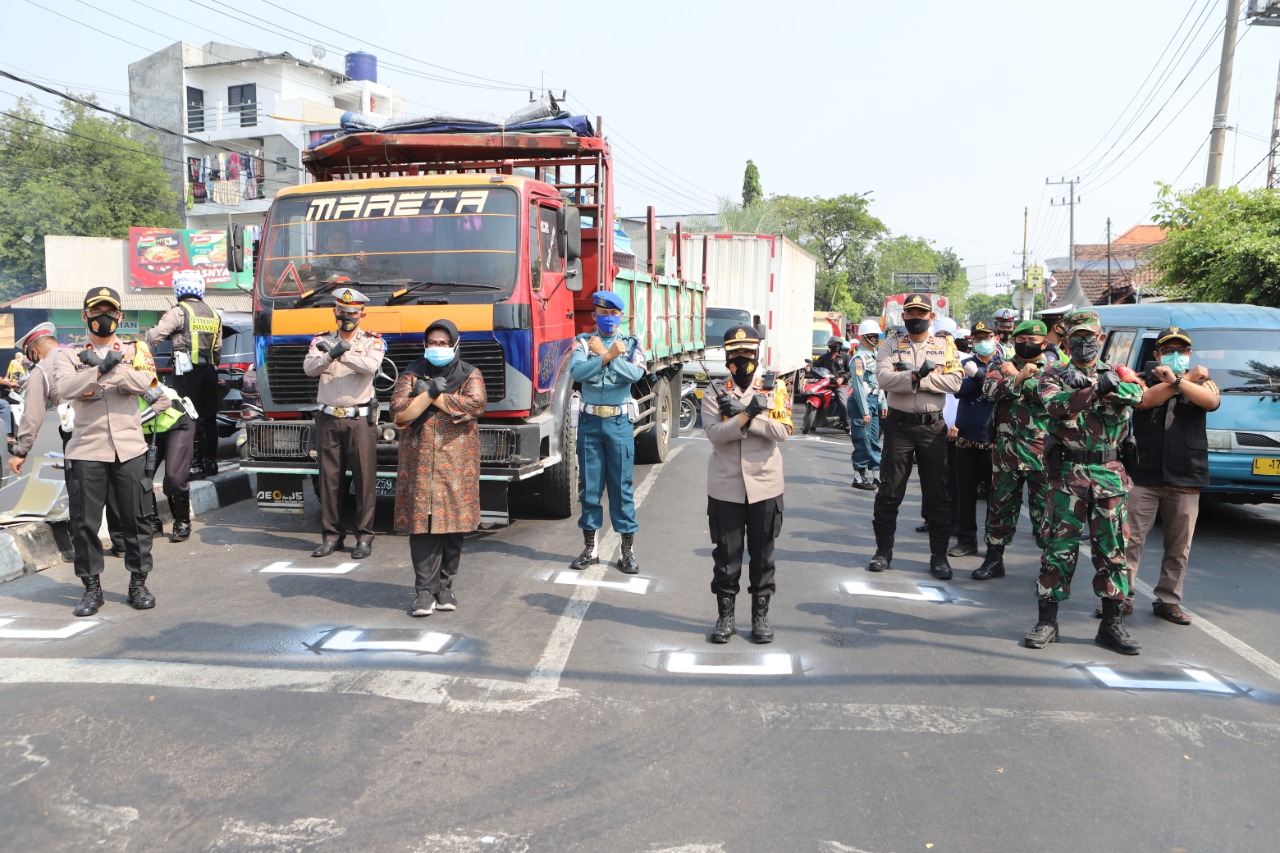 Kapolres Tanjung Perak Bareng Instansi Samping Bagikan Masker Gratis di Semampir & Pabean Cantikan