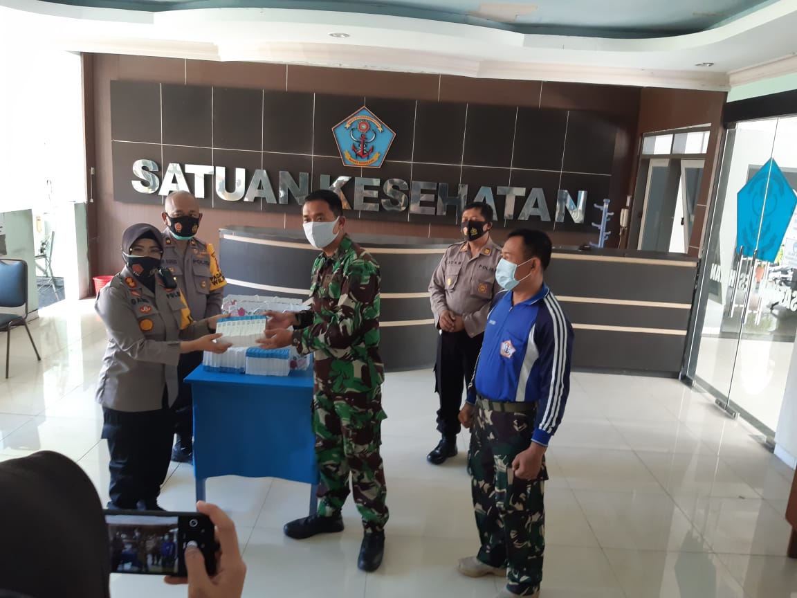 Kapolres Tanjung Perak Berikan Obat Herbal Lianhua Qingwen Untuk Satuan Kesehatan Kodiklatal Bumi Moro