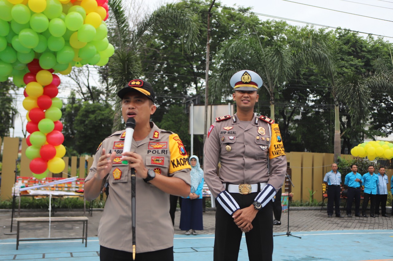 Kapolres Tanjung Perak Pimpin Sosialisasi Millenial Road Safety Festival di SMA Barunawati