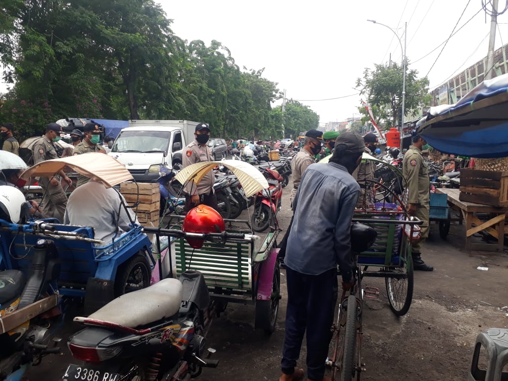 Polsek Semampir Gelar Operasi Penertiban Masker di Pasar Pegirian