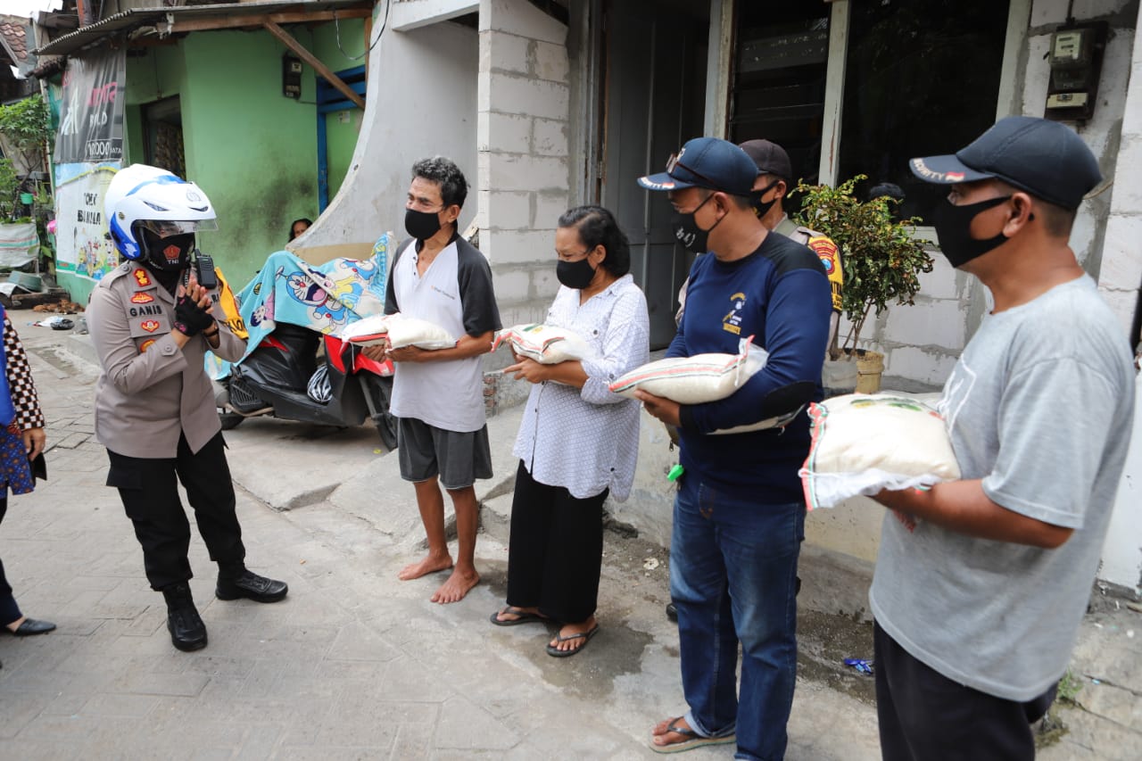 Kapolres Tanjung Perak Serahkan Langsung Bantuan Sembako Untuk 10 Orang Warga Tanjung Raja