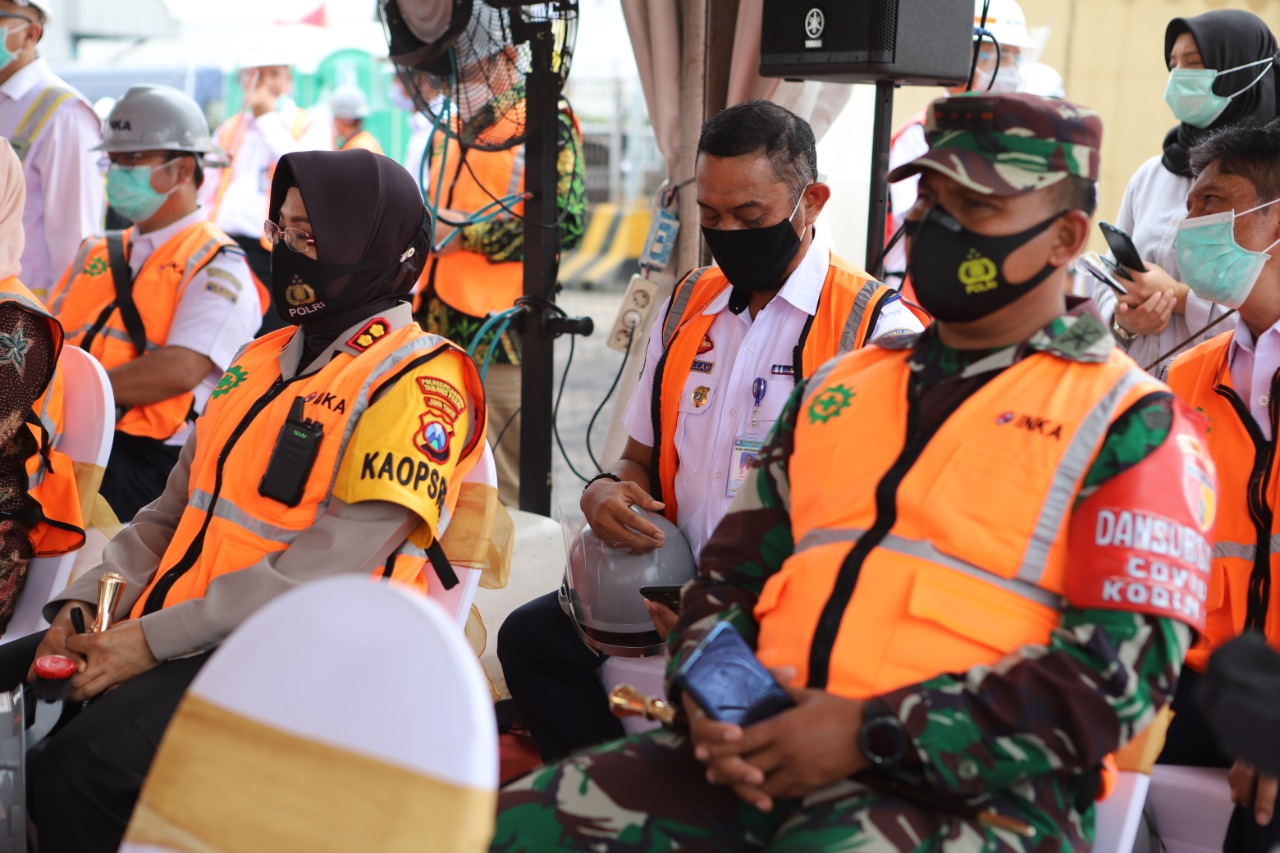 Kapolres Tanjung Perak Bersama Gubernur Jatim Hadiri Pengapalan Ekskor Lokomotif Ke Filipina