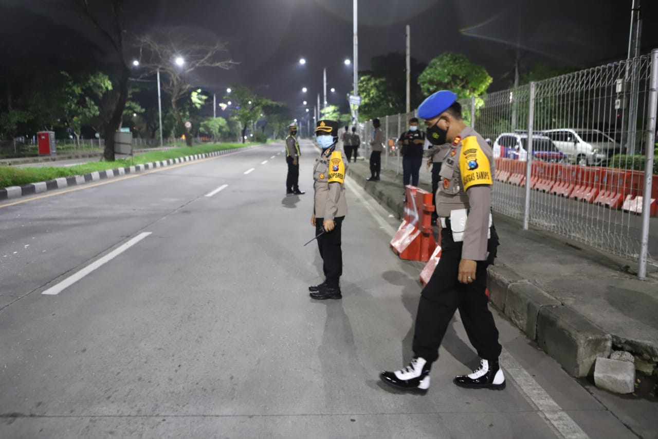 Kapolres Tanjung Perak Pimpin Penyekatan Pengendara di Akses Suramadu