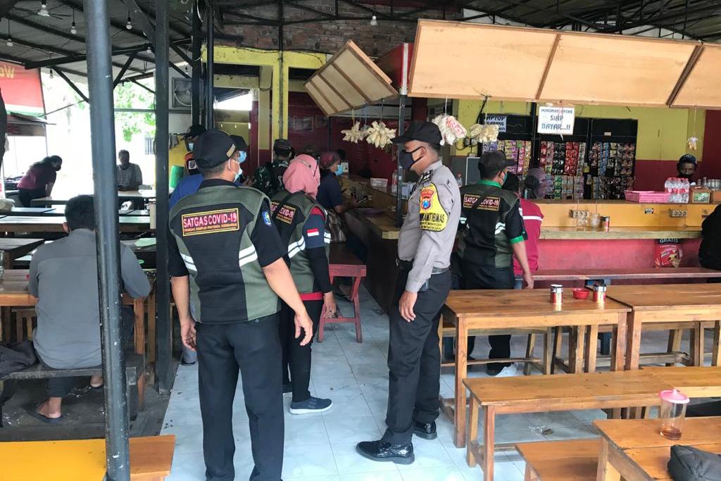 Polsek Krembangan Lakukan Penertiban Masker Sekaligus Sosialisasi Aturan Jam Malam di Warung & Rumah Makan