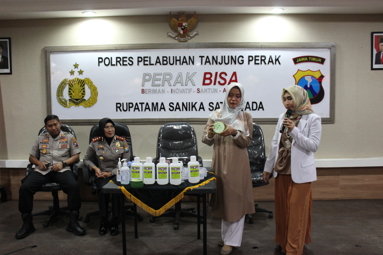 Polres Tanjung Perak Datangkan Instruktur, Praktekkan Pembuatan Hand Sanitizer