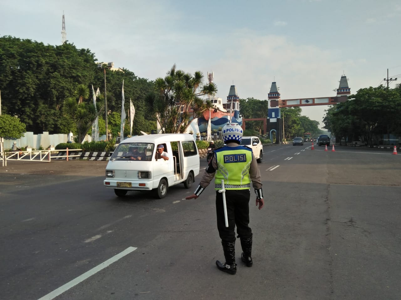 Satlantas Polres Pelabuhan Tanjung Perak Atur Lalu Lintas Pagi Cegah Kemacetan