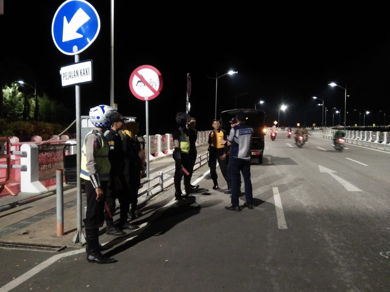 Anggota Satlantas Polres Tanjung Perak & Instansi Samping Pantau Situasi Keamanan di Jembatan Surabaya