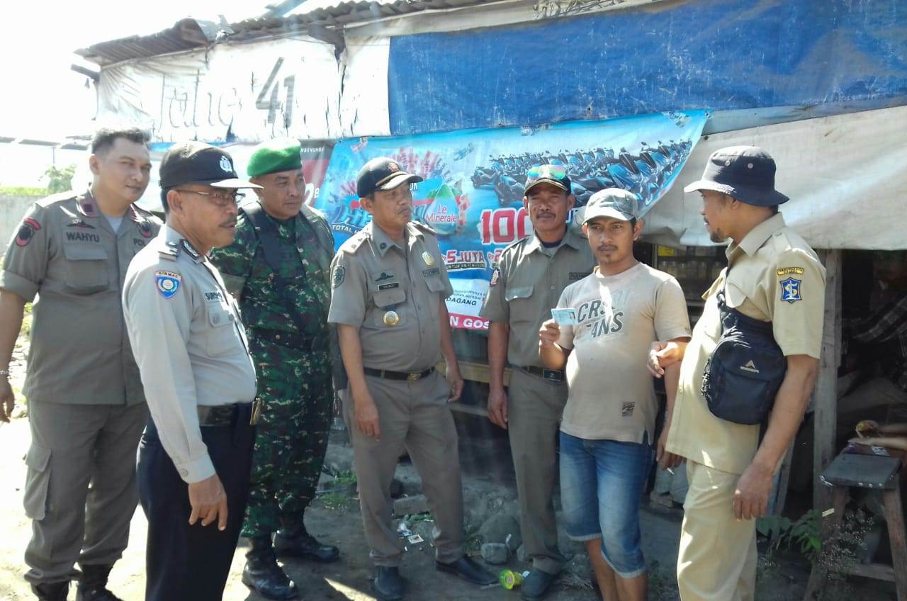 Babinkamtibmas Tambak Sarioso Kawal Penertiban PKL