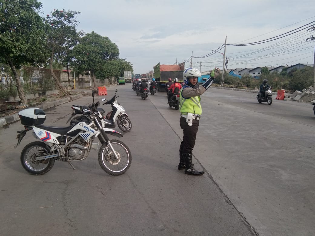 Satlantas Polres Tanjung Perak Beri Pelayanan Masyarakat Melalui Pengaturan Sore