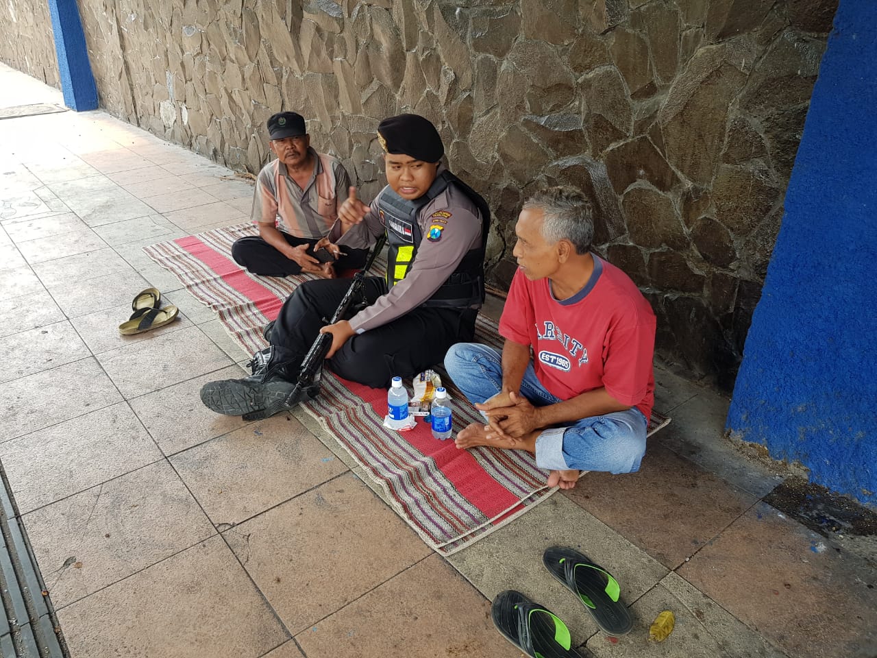 Satsabhara Polres Tanjung Perak Patroli Dialogis Bersama Calon Penumpang Kapal di Pelabuhan Jamrud