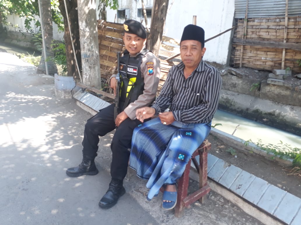 Satsabhara Polres Tanjung Perak Patroli Dialogis Bersama Warga Jalan Ikan Mungsing