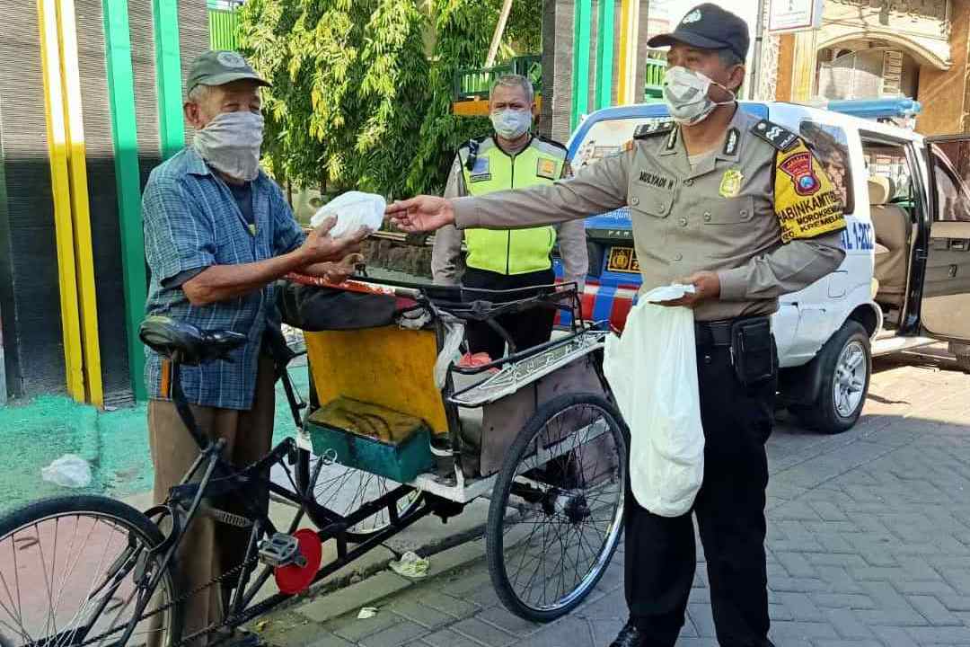 Polsek Krembangan Bagikan Nasi Bungkus Gratis Untuk Warga Kalianak Timur